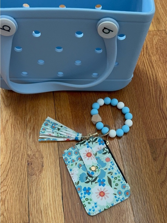 BOGG BAG Accessories - NWT Bogg Compatible Wristlet Wallet Keychain Combo Light Blue Floral OS
